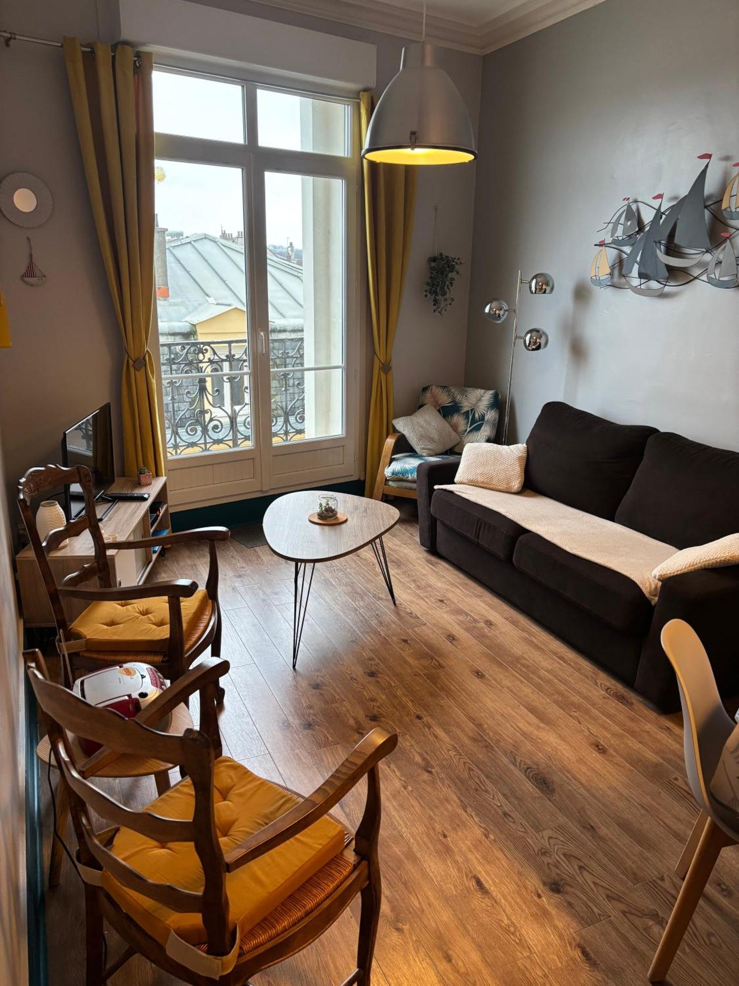 Les Caryathides Apartment *
